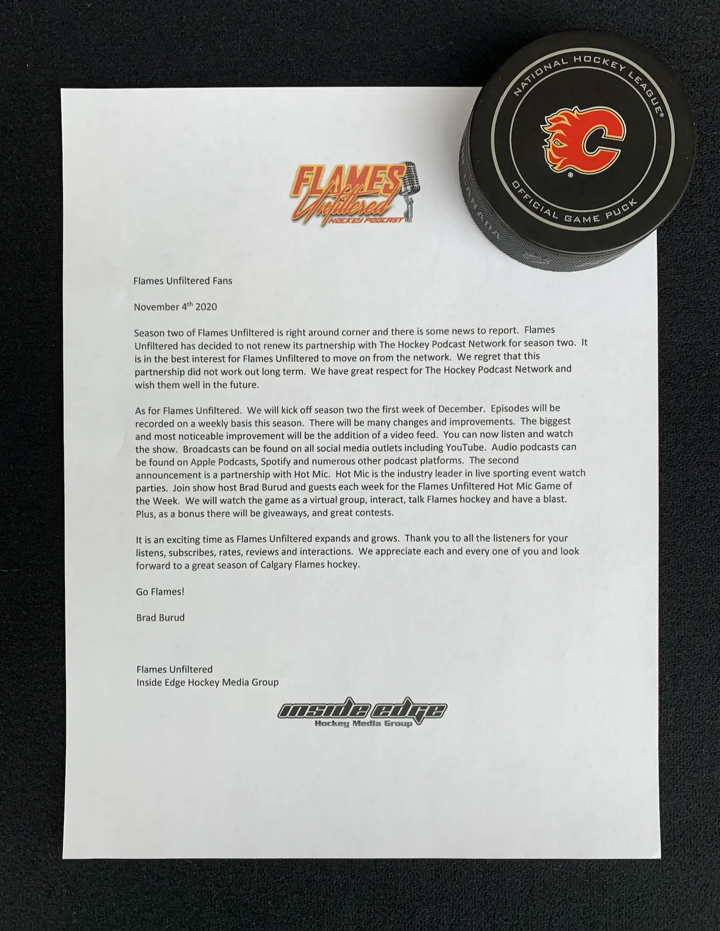 Purple podcast icon with a microphone symbol in the center.