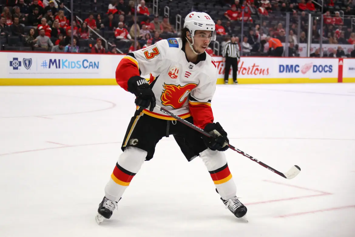 Purple podcast icon with a microphone symbol in the center.