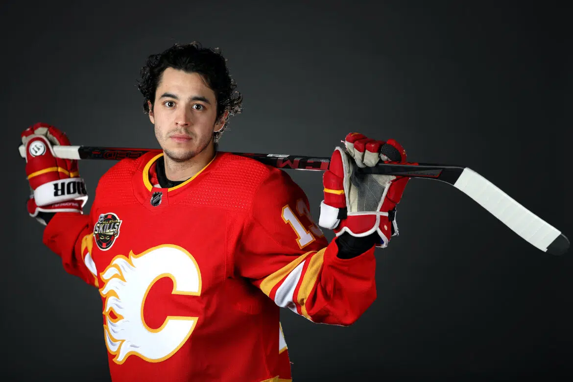 Purple podcast icon with a microphone symbol in the center.