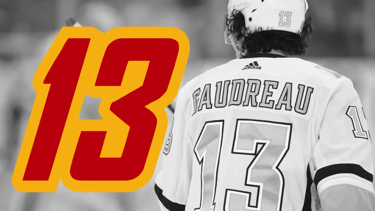 Purple podcast icon with a microphone symbol in the center.