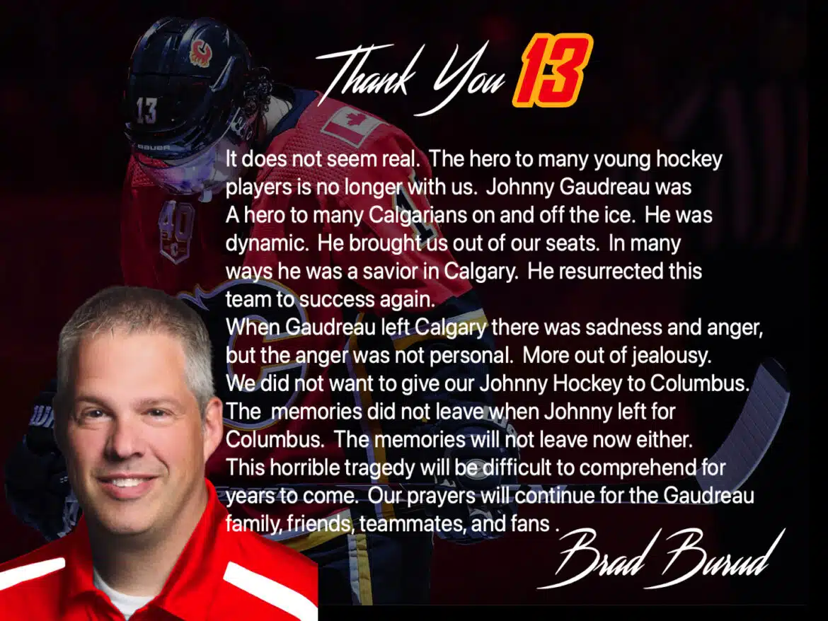 Purple podcast icon with a microphone symbol in the center.