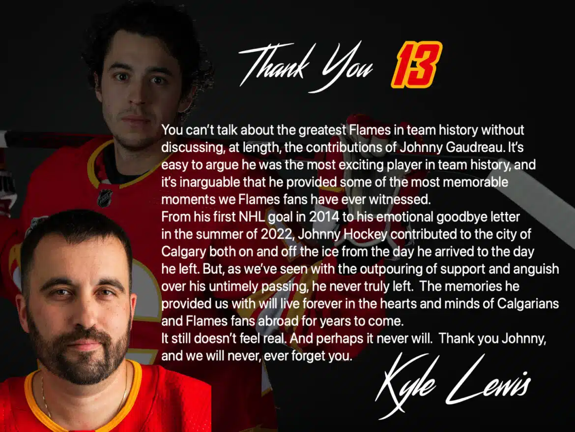 Purple podcast icon with a microphone symbol in the center.