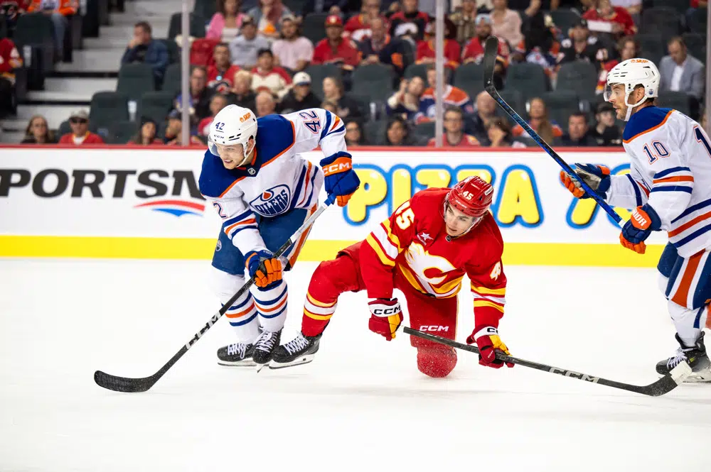 Purple podcast icon with a microphone symbol in the center.