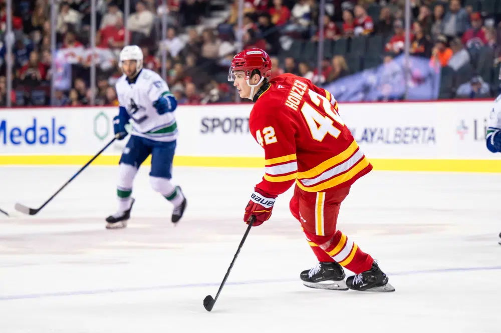 Purple podcast icon with a microphone symbol in the center.