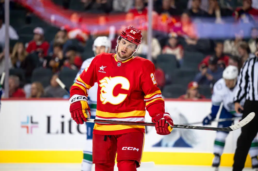 Purple podcast icon with a microphone symbol in the center.