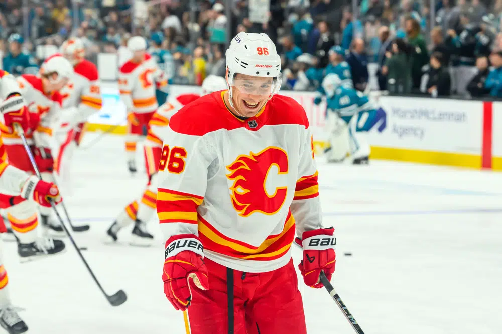 Purple podcast icon with a microphone symbol in the center.