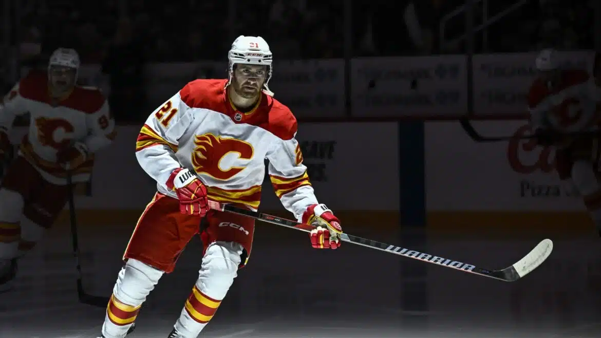 Purple podcast icon with a microphone symbol in the center.