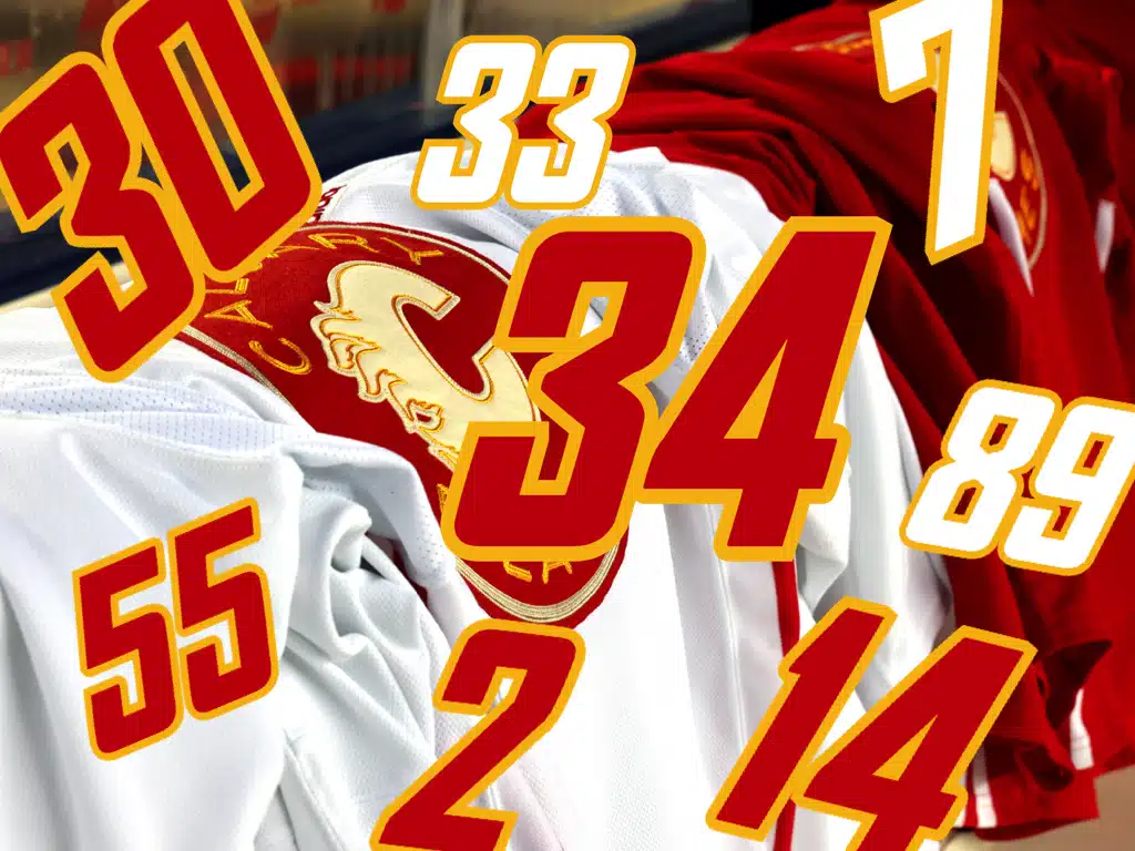 Purple podcast icon with a microphone symbol in the center.