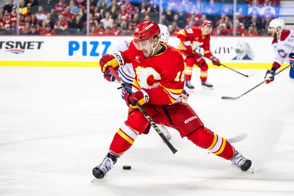 Purple podcast icon with a microphone symbol in the center.