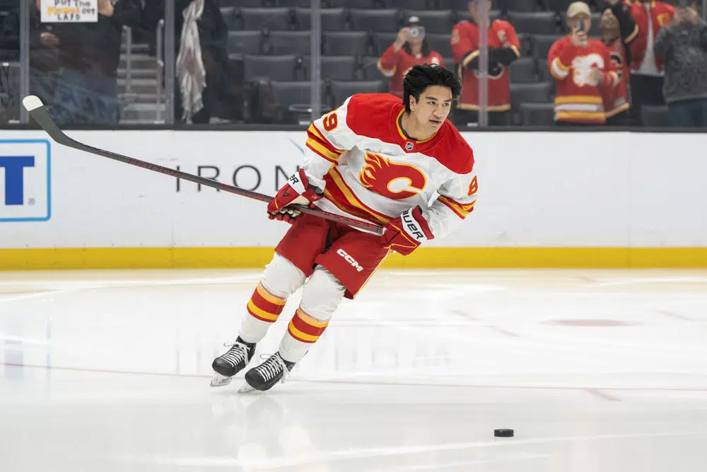 Purple podcast icon with a microphone symbol in the center.