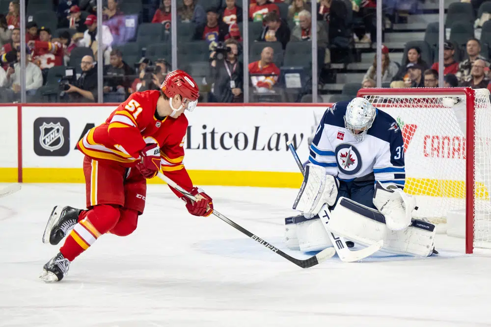 Purple podcast icon with a microphone symbol in the center.