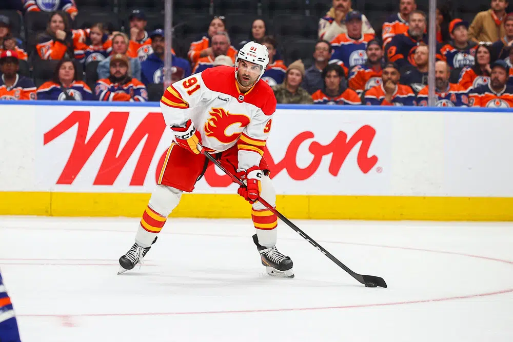 Purple podcast icon with a microphone symbol in the center.