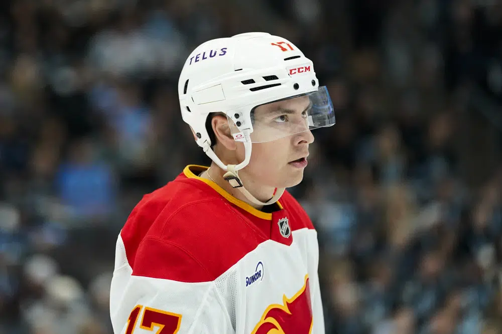 Purple podcast icon with a microphone symbol in the center.