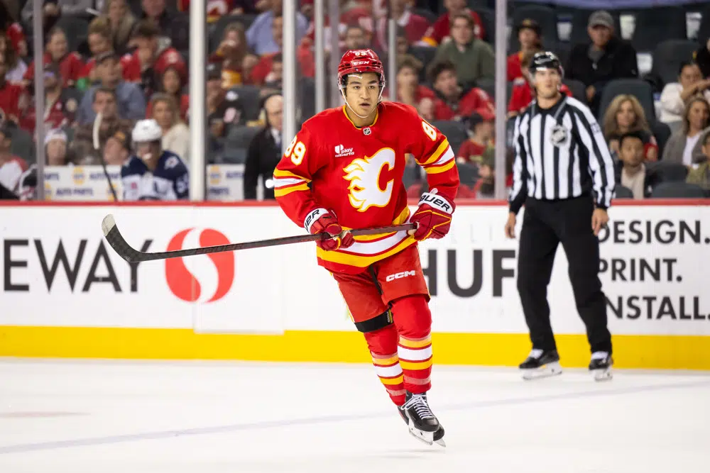 Purple podcast icon with a microphone symbol in the center.