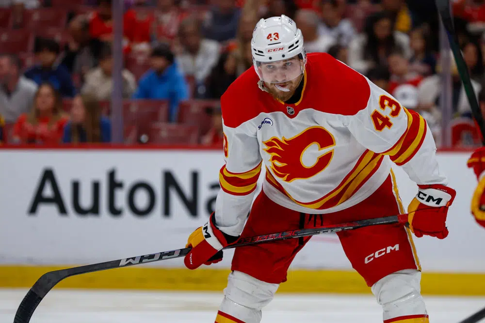 Purple podcast icon with a microphone symbol in the center.