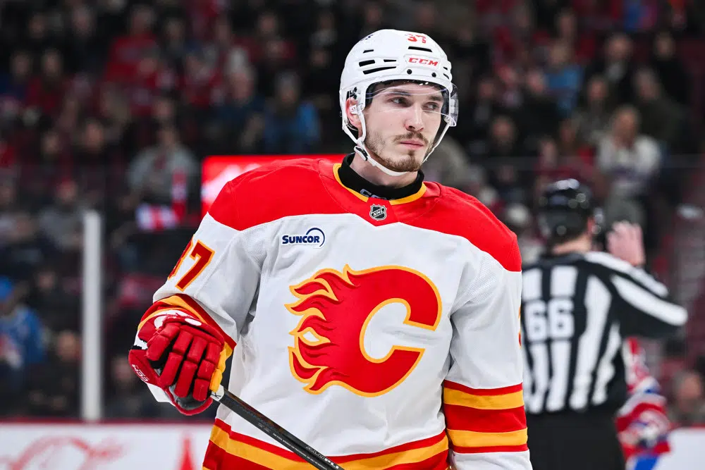 Purple podcast icon with a microphone symbol in the center.