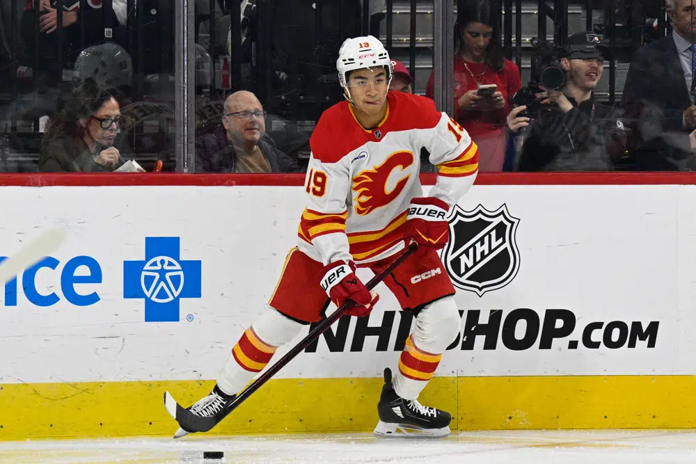 Purple podcast icon with a microphone symbol in the center.