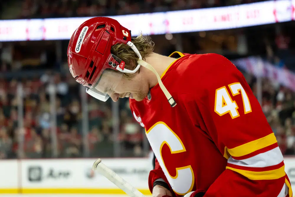 Purple podcast icon with a microphone symbol in the center.