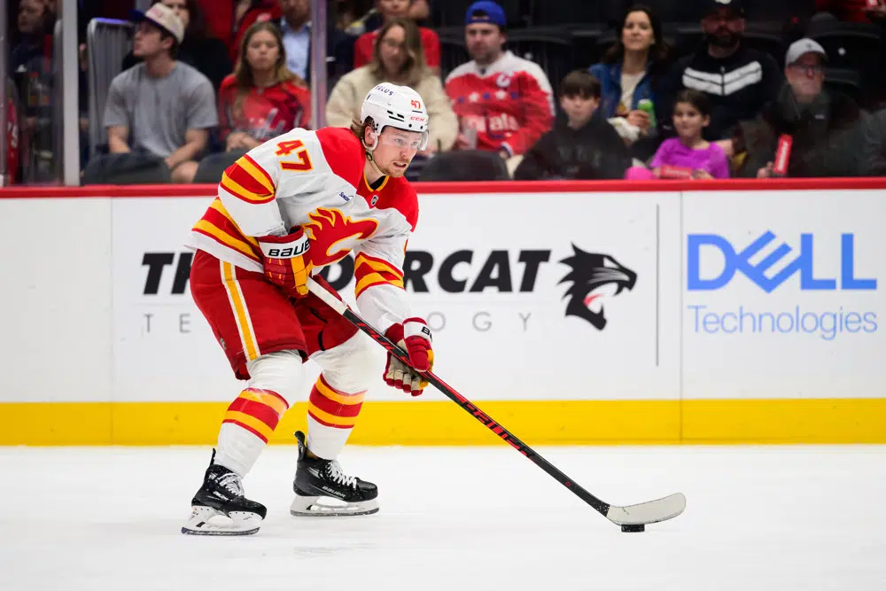 Purple podcast icon with a microphone symbol in the center.