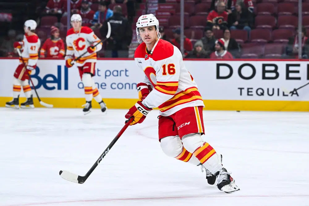 Purple podcast icon with a microphone symbol in the center.